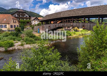 Die überdachte Holzbrücke über den Murg in Forbach, Murg-Tal, Schwarzwald, Baden-Württemberg, Deutschland Stockfoto