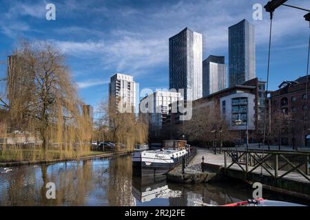 Bridgewater Canal and Castlefield Basin Backed by Manchester Wolkenkratzer, Castlefield, Manchester, England, Vereinigtes Königreich, Europa Stockfoto