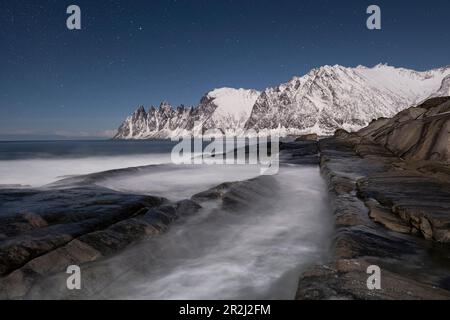 Nachthimmel über den Devils Jaw (The Devils Tooth) (Okshornan) Bergen, Tungeneset, Senja, Troms Og Finnmark County, Norwegen, Skandinavien, Europa Stockfoto