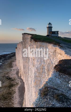 Belle Tout Lighthouse über weißen Kreidefelsen, Beachy Head, nahe Eastbourne, South Downs National Park, East Sussex, England, Großbritannien, Europa Stockfoto