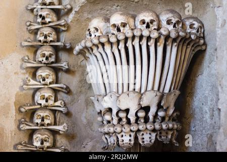 Dekoration aus menschlichen Schädeln und Knochen, das Innere des Sedletz-Ossariums, UNESCO-Weltkulturerbe, Kutna Hora, Tschechische Republik (Tschechien), Europa Stockfoto