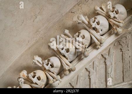 Dekoration aus menschlichen Schädeln und Knochen, das Innere des Sedletz-Ossariums, UNESCO-Weltkulturerbe, Kutna Hora, Tschechische Republik (Tschechien), Europa Stockfoto