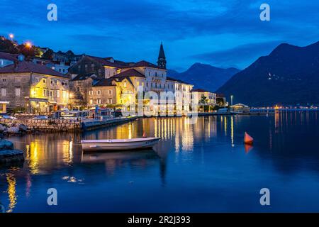 Perast mit der Sveti Nikola Kirche an der Bucht von Kotor in der Dämmerung, Montenegro, Europa Stockfoto