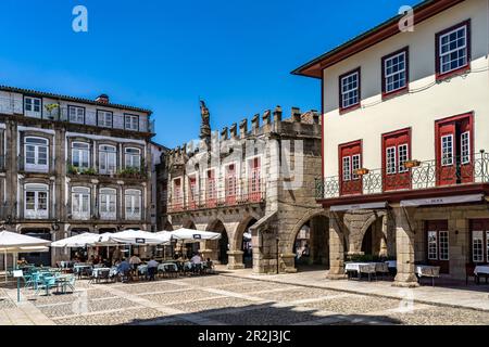 Restaurants auf dem Platz Pracala de São Tiago und dem ehemaligen Rathaus in der Altstadt von Guimaraes, Portugal, Europa Stockfoto