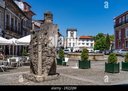 Moderne Statue von König Dom Afonso Henriques auf dem Largo João Franco Platz, Guimaraes, Portugal, Europa Stockfoto