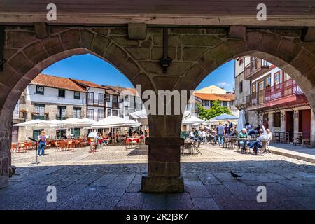 Restaurants auf dem Platz Prada de São Tiago und den Säulen des ehemaligen Rathauses in der Altstadt von Guimaraes, Portugal, Europa Stockfoto