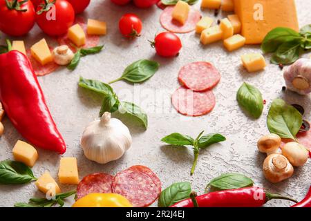 Zutaten für die Zubereitung von Pizza auf grauem Hintergrund Stockfoto