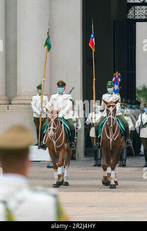 Polizisten führen eine Wachablösung vor dem La Moneda Palast, Santiago, Santiago Metropolitan Region, Chile, Südamerika durch Stockfoto