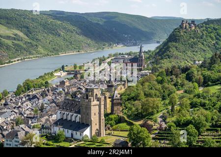 Blick auf Oberwesel mit der Kirche St. Martin, Frauenkirche, Schloss Schönburg und Rhein, Weltkulturerbe Oberes Mittelrheintal, Oberwes Stockfoto