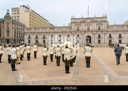 Polizisten führen eine Wachablösung vor dem La Moneda Palast, Santiago, Santiago Metropolitan Region, Chile, Südamerika durch Stockfoto