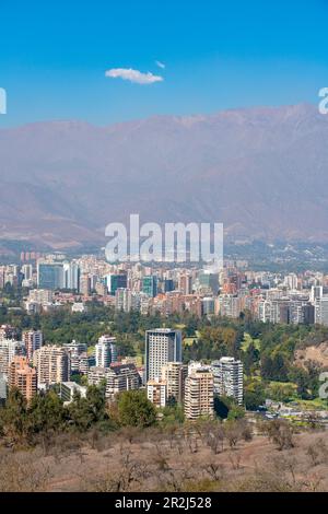 Die Viertel Vitacura und El Golf sehen Sie vom San Cristobal Hill (Metropolitan Park) mit Anden im Hintergrund, Santiago Metropolitan Region, Chile Stockfoto