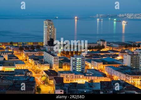 Stadtzentrum von Valparaiso bei Abenddämmerung, Provinz Valparaiso, Region Valparaiso, Chile, Südamerika Stockfoto