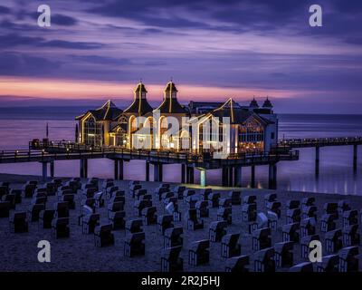 Seebrücke Ostseebad Sellin auf Rügen, abends beleuchtet, blaue Stunde, Mecklenburg-Vorpommern, Deutschland Stockfoto