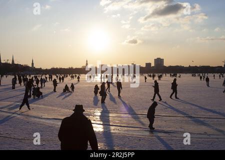 Menschen auf dem Eis, Binnenalster, Alster gefroren im Winter, Hamburg, Deutschland Stockfoto