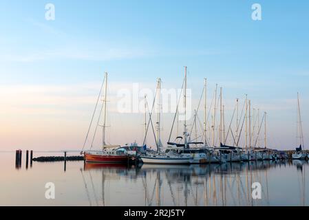Segelboote spiegeln sich im Wasser, Kloster, Hiddensee, Mecklenburg-Vorpommern, Deutschland Stockfoto