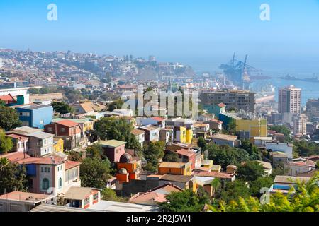 Farbenfrohe Häuser von Valparaiso mit Hafen im Hintergrund, Valparaiso, Provinz Valparaiso, Region Valparaiso, Chile, Südamerika Stockfoto