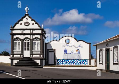 Das religiöse Gebäude Império do Espírito Santo de Porto Martins e Despensa auf der portugiesischen Insel Terceira, Azoren Stockfoto