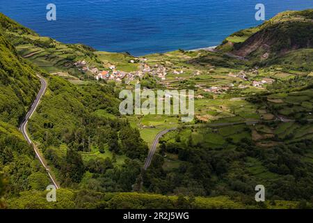 Blick vom Craveiro Lopes Aussichtspunkt auf das Dorf Fajãzinha auf der Azoren-Insel Flores, Portugal Stockfoto