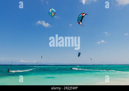 Ein Schwarm Kitesurfer am paradiesischen Strand von Le Morne auf der Insel Mauritius, Indischer Ozean Stockfoto