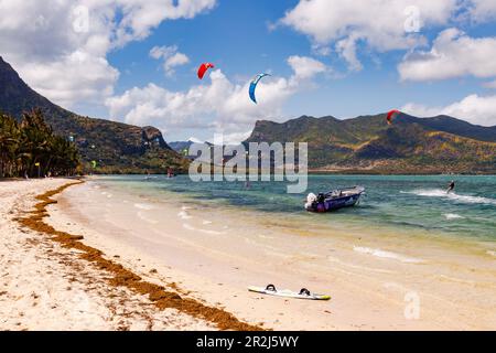 Ein Kitesurfer und ein Boot am Strand Le Morne auf der Insel Mauritius, Indischer Ozean Stockfoto