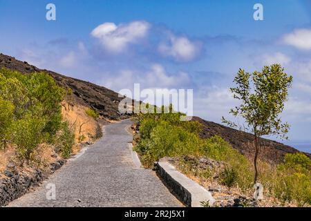 Die Hauptstraße der Insel außerhalb der Hauptstadt führt einsam durch die Lavafelder der vulkanischen Insel Fogo Stockfoto