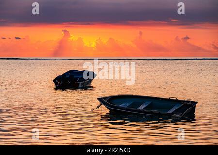 Sonnenuntergang mit Booten am Strand Le Morne auf Mauritius, Indisjer Ozean Stockfoto
