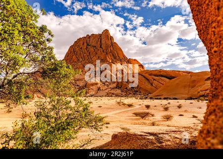 Blick auf den Hauptgipfel des markanten Spitzkoppe - das Matterhorn von Namibia in Afrika Stockfoto