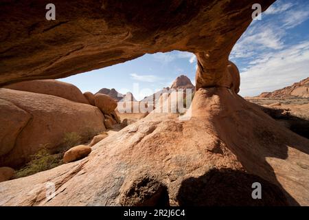 Felsbogen in der Nähe von Granit Berg Spitzkoppe, Namibia, Afrika Stockfoto