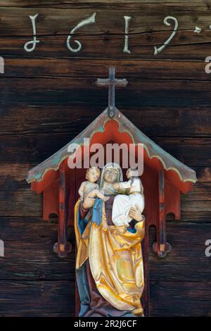 Madonna mit Jesus-Baby in Jakobehüs, Gerstruben, einem ehemaligen Bauerndorf in den Bergen im Dietersbachtal bei Oberstdorf, den Allgäu-Alpen, Allgäu, Stockfoto