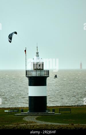 Ein Kitesurfer umrundet den &#39;kleiner Preusse'39; Leuchtturm in Wremen, Cuxhaven, Niedersachsen Stockfoto