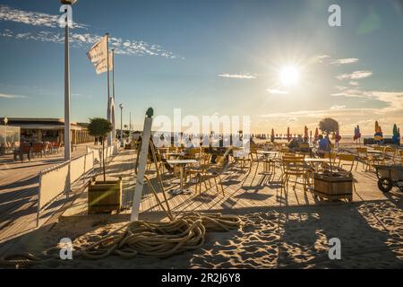Strand in Deauville im Abendlicht, Calvados, Normandie, Frankreich Stockfoto