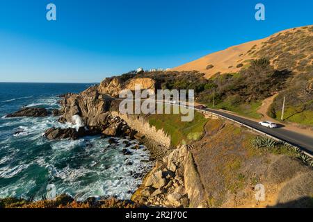 Küstenstraße an der felsigen Küste in der Nähe von Roca Oceanica, Concon, Valparaiso Province, Valparaiso Region, Chile, Südamerika Stockfoto