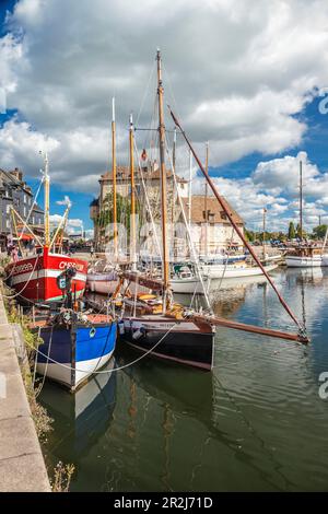 Segelboote im alten Hafen von Honfleur, Calvados, Normandie, Frankreich Stockfoto