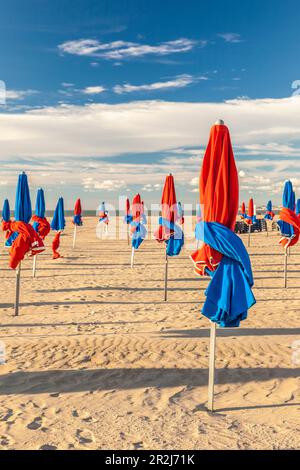 Farbenfrohe Sonnenschirme am Strand von Deauville, Calvados, Normandie, Frankreich Stockfoto