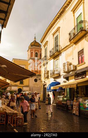 Gasse in der Altstadt von Forio, Insel Ischia, Golf von Neapel, Kampanien, Italien Stockfoto