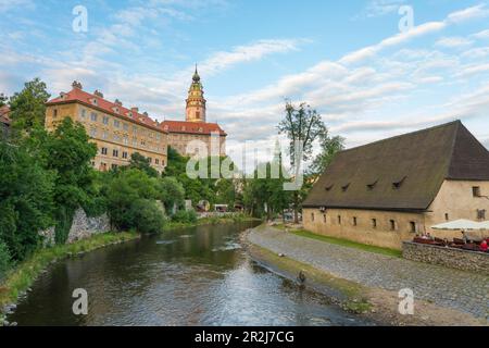 Schloss Cesky Krumlov und Schloss bei Sonnenuntergang, Cesky Krumlov, Südböhmische Region, Tschechische Republik (Tschechien), Europa Stockfoto