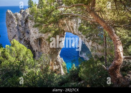 Felsenbogen Arco Naturale auf Capri, Capri, Golf von Neapel, Kampanien, Italien Stockfoto