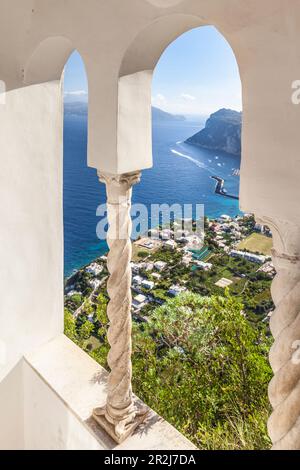 Blick von der Villa San Michele in Anacapri auf Marina Grande, Insel Ischia, Golf von Neapel, Kampanien, Italien Stockfoto