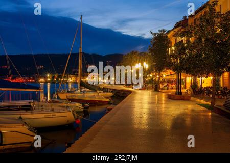 Abendstimmung in Salò, Gardasee, Italien, Europa Stockfoto