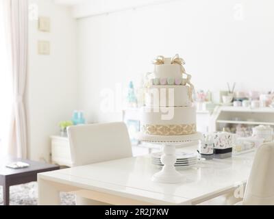 Eine Hochzeitstorte mit Makronen. Stockfoto