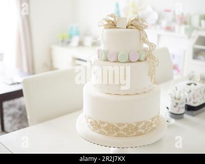 Eine Hochzeitstorte mit Makronen. Stockfoto