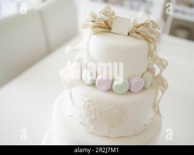 Eine Hochzeitstorte mit Makronen. Stockfoto