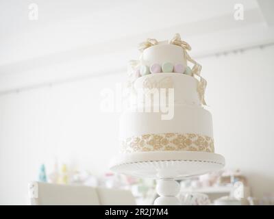 Eine Hochzeitstorte mit Makronen. Stockfoto
