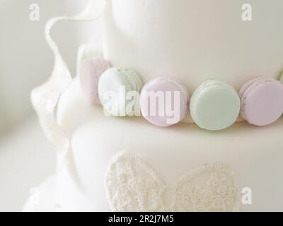 Eine Hochzeitstorte mit Makronen. Stockfoto