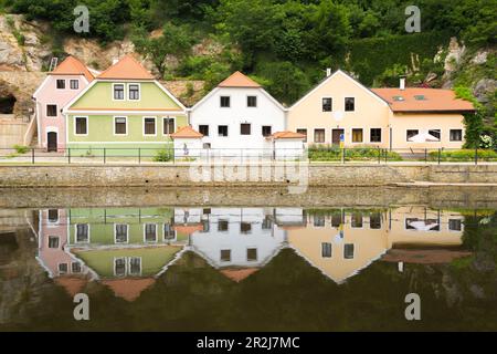 Außenansicht der Häuser vor der Moldau bei Cesky Krumlov, Tschechische Republik (Tschechien), Europa Stockfoto