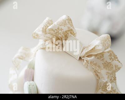 Eine Hochzeitstorte mit Makronen. Stockfoto