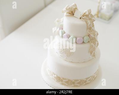 Eine Hochzeitstorte mit Makronen. Stockfoto