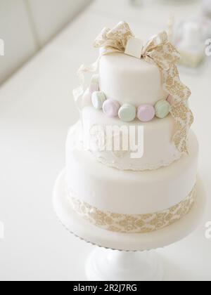 Eine Hochzeitstorte mit Makronen. Stockfoto