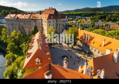 Blick aus der Vogelperspektive auf das Gelände des State Castle und des Chateau Cesky Krumlov, UNESCO-Weltkulturerbe, Cesky Krumlov, Südböhmische Region Stockfoto