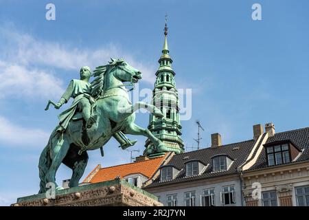 Reiterstatue des Absalons und des Turms von St. Nicholas Kirche auf dem zentralen Platz Højbro Plads in Kopenhagen, Dänemark, Europa Stockfoto